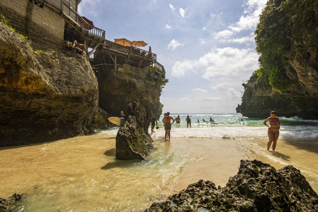 Uluwatu piekrastes atpūta Bali salā
