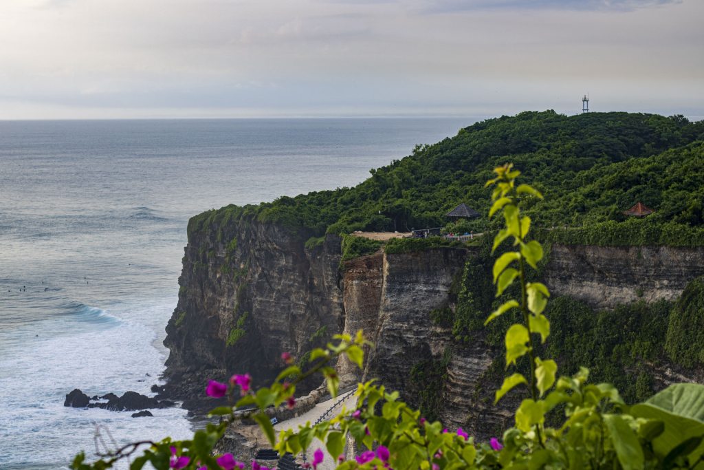 Uluwatu piekrastes atpūta Bali salā