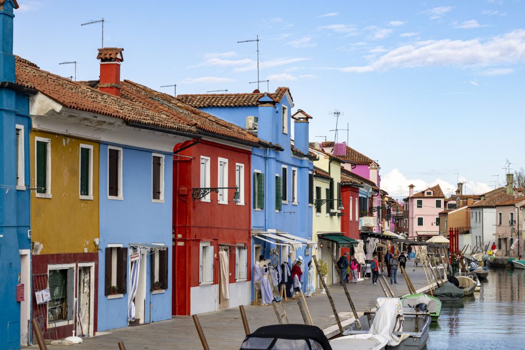 Burano krāsaino ēku saliņa