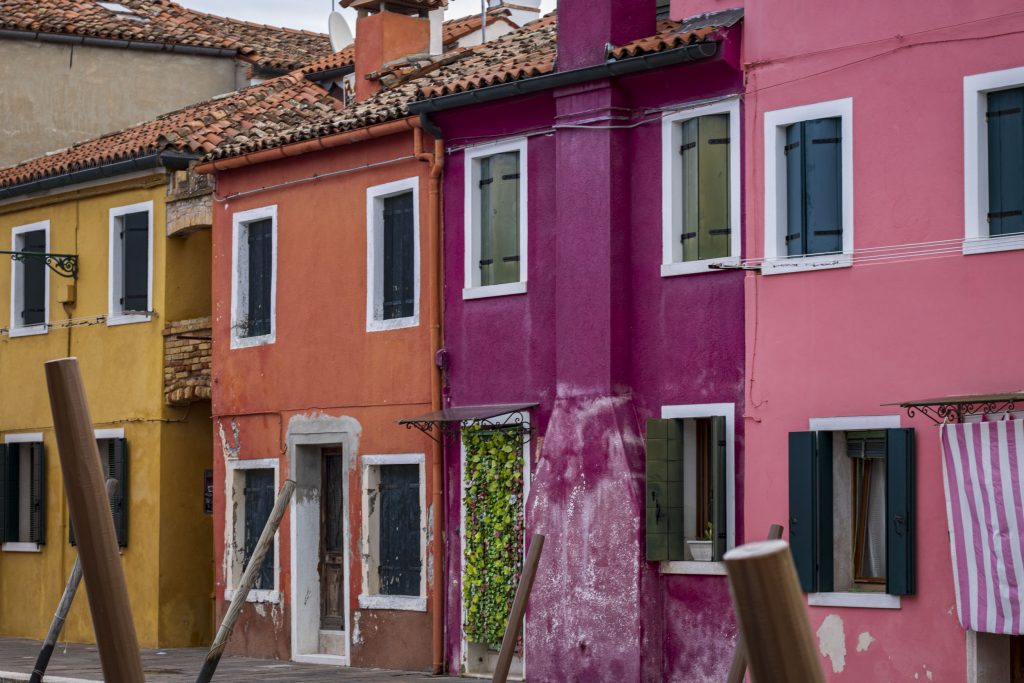 Burano krāsaino ēku saliņa