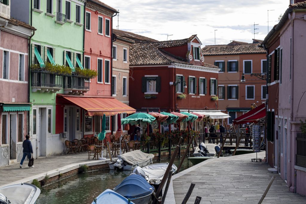 Burano krāsaino ēku saliņa