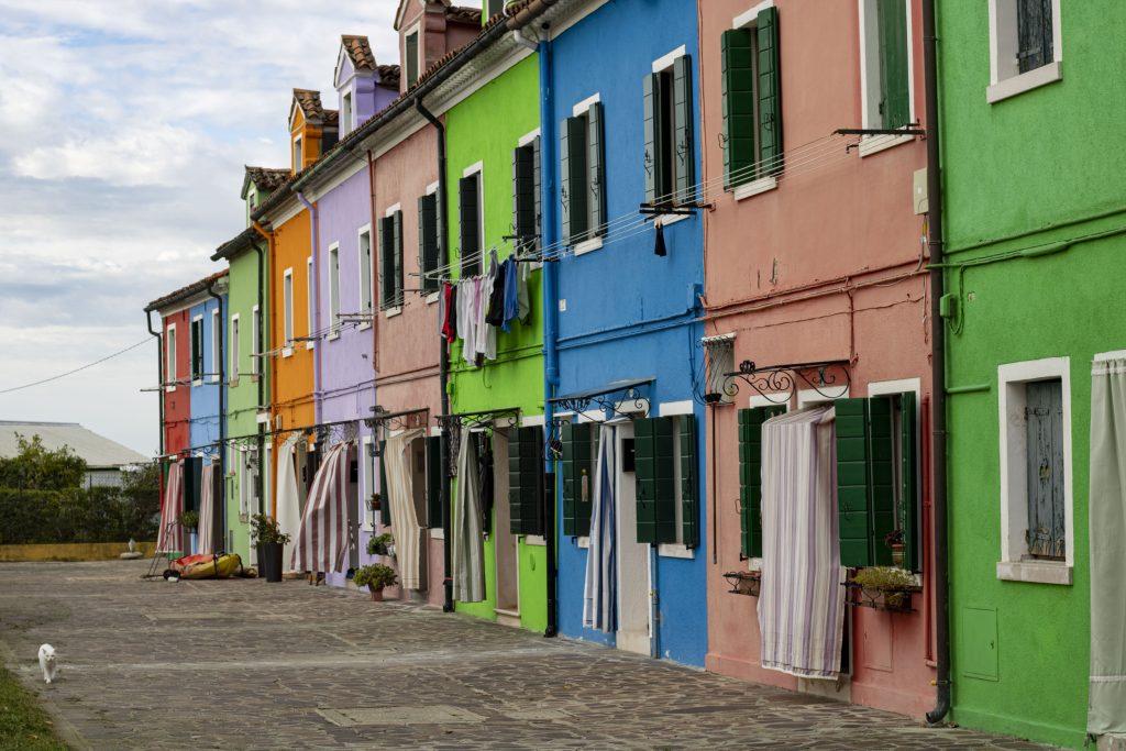 Burano krāsaino ēku saliņa