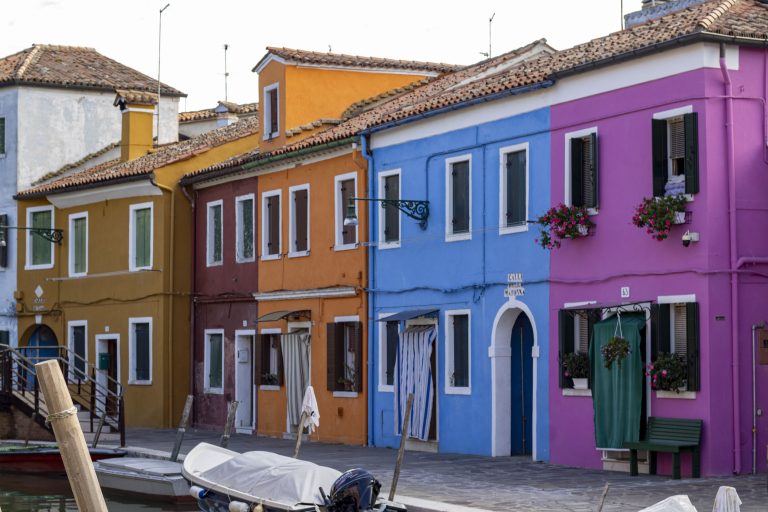 Burano krāsaino ēku saliņa