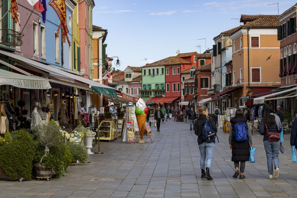 Burano krāsaino ēku saliņa
